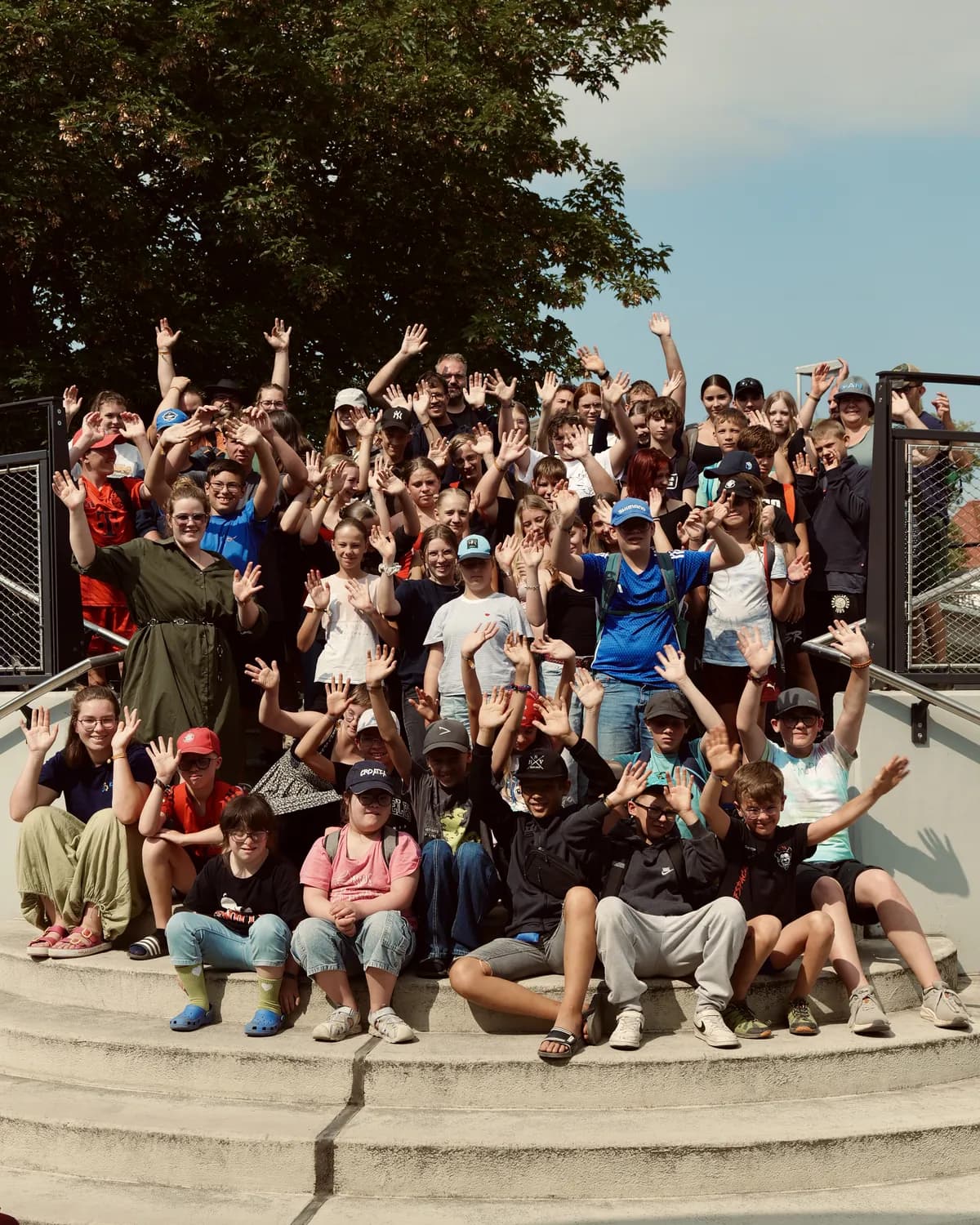Gruppenfoto aller Kinder und Betreuer:innen beim Inklusiven Zeltlager 2026 „Zeitreise“ in Reutersbrunn