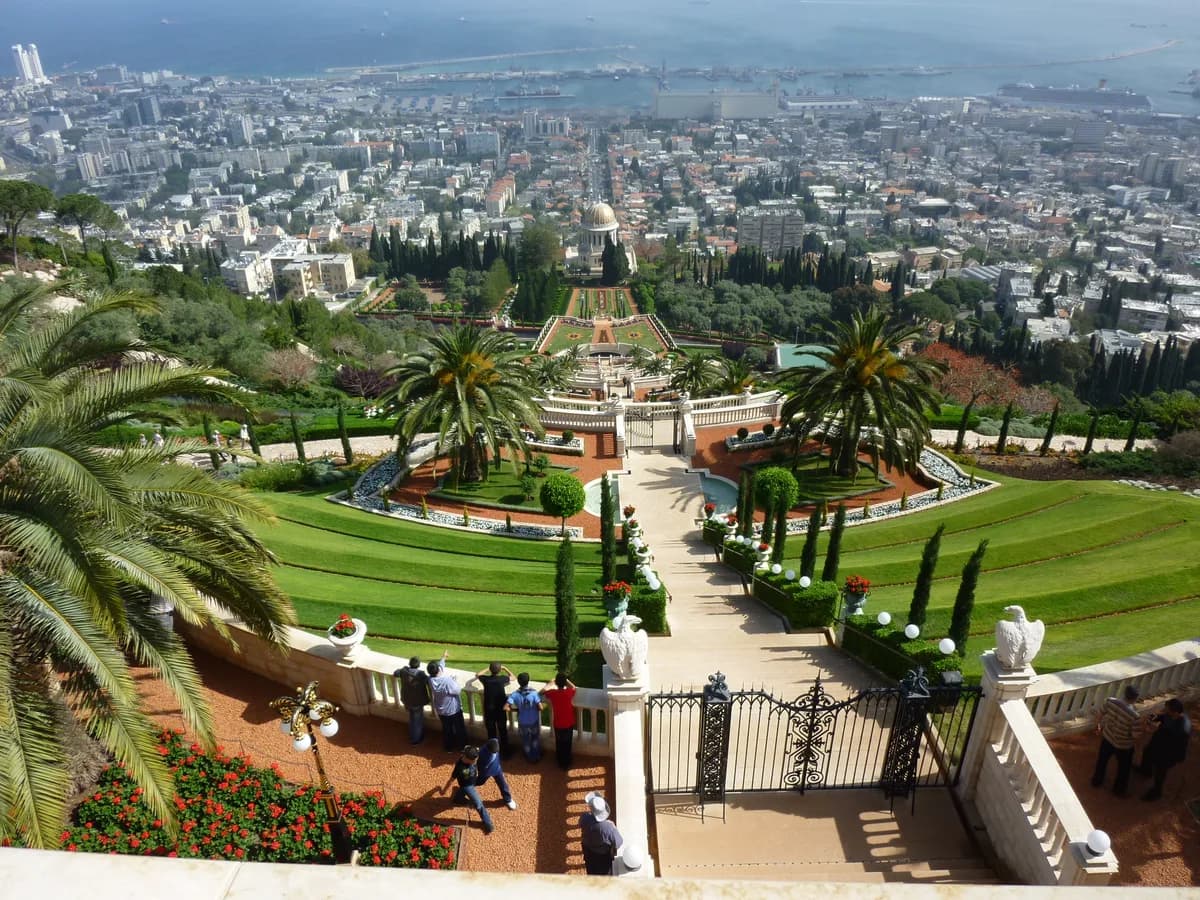 Blick durch die Bahai-Gärten auf die Stadt Haifa
