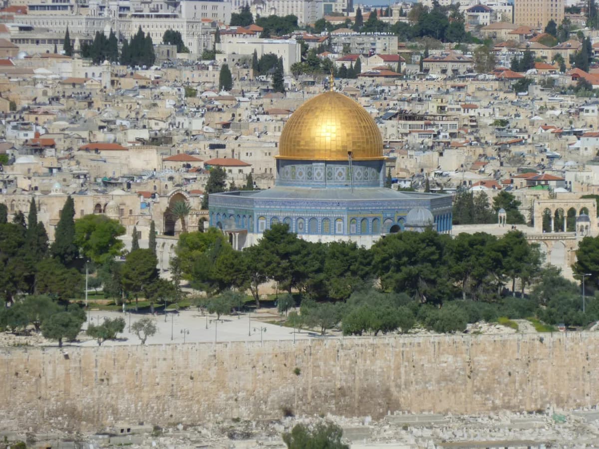 Der Felsendom in Jerusalem vor der Stadt