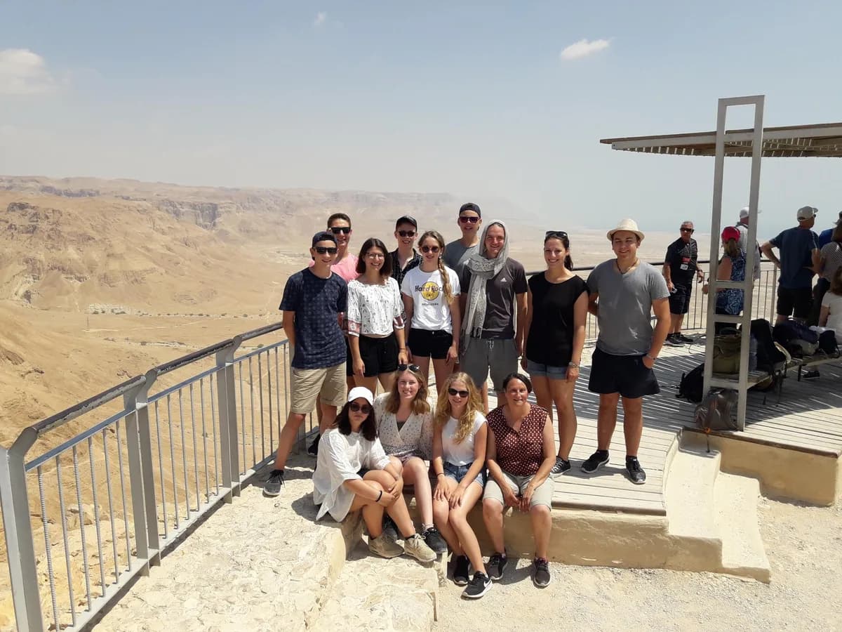 Gruppenfoto der Jugendbegegnung in der archäologischen Stätte Massada, 2018