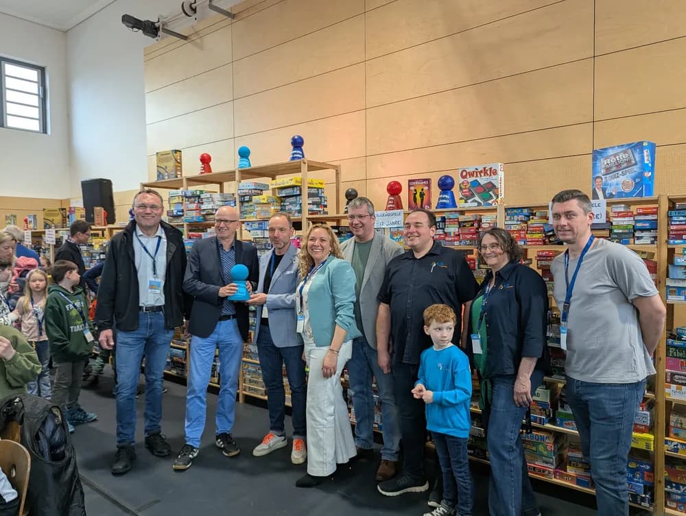 Gruppenfoto bei den 14. Haßberger Spieletagen 2026 vor den Regalen der Spiel-O-Thek