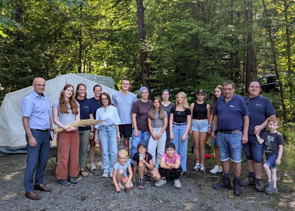 Gruppenfoto der Kinder und des Teams beim Inklusiven Zeltlager 2025 mit Besuch vom Landrat