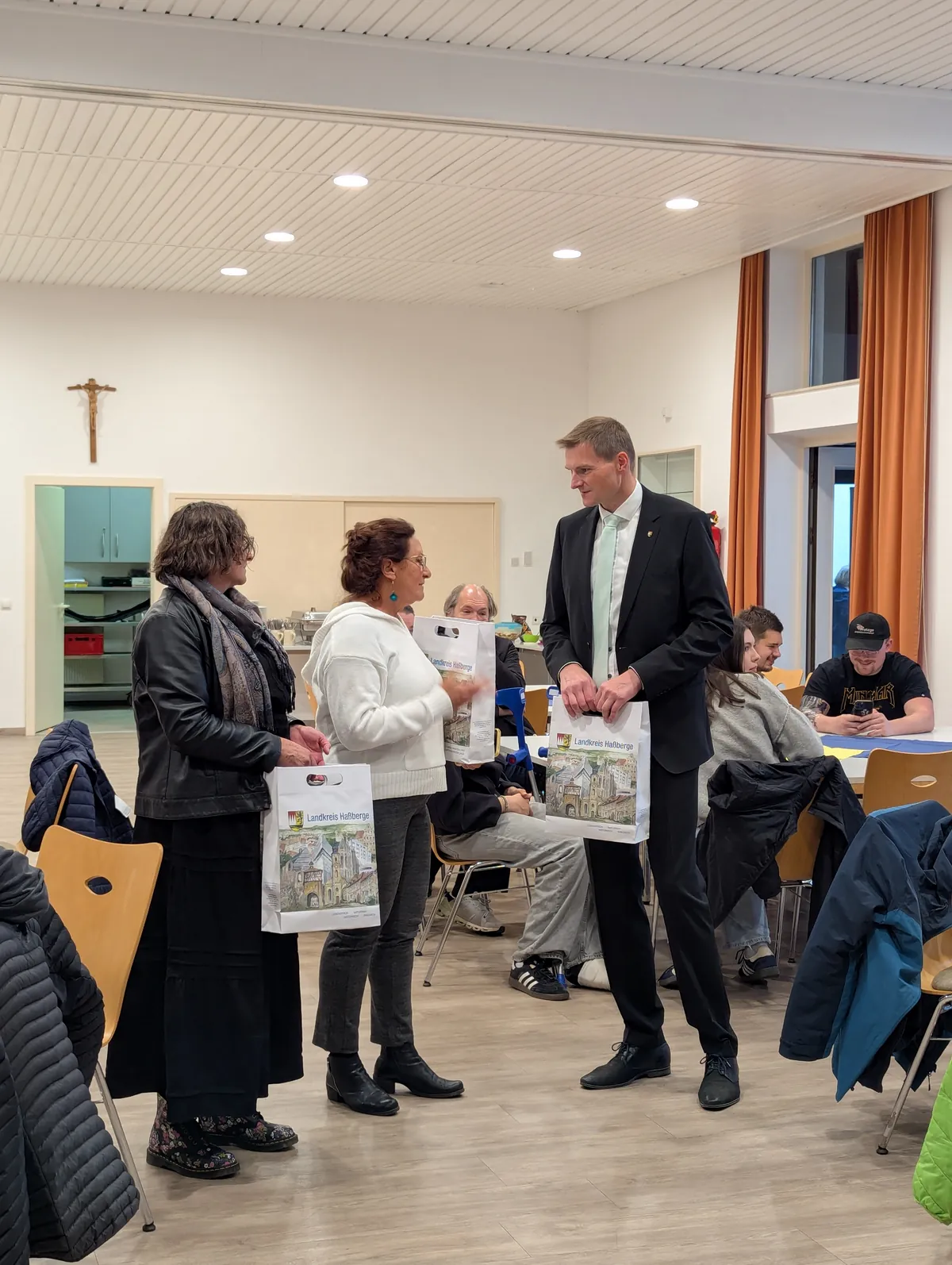 Susanne Makwoski und Marcus Fröhlich übergeben der israelischen Leiterin, Liora Hagin, Geschenke im Namen vom Landkreis Haßberge.