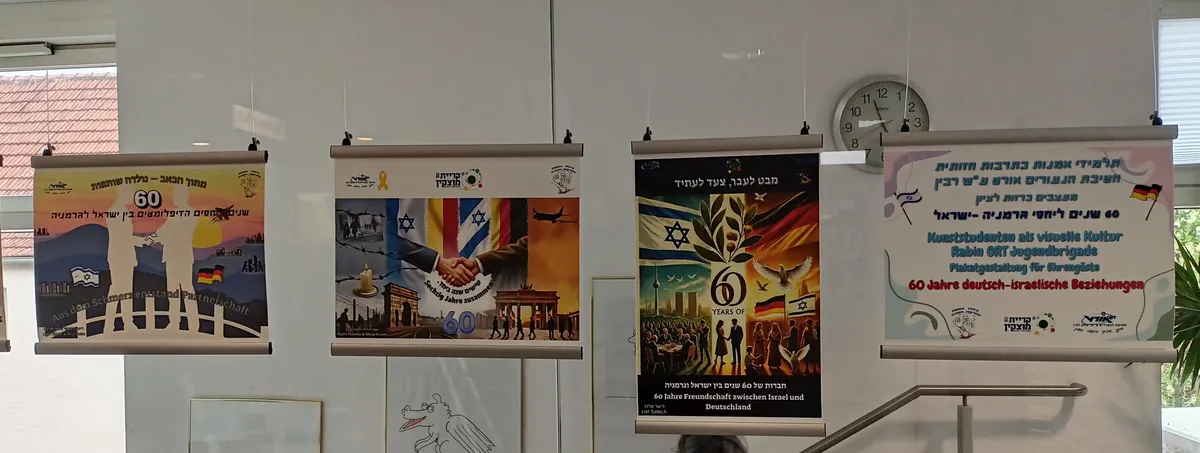 Vier der eigens gestalteten Plakate der israelischen Jugendlichen zum 60. Jubiläum der deutsch-israelischen Beziehungen im BIZ in Haßfurt.