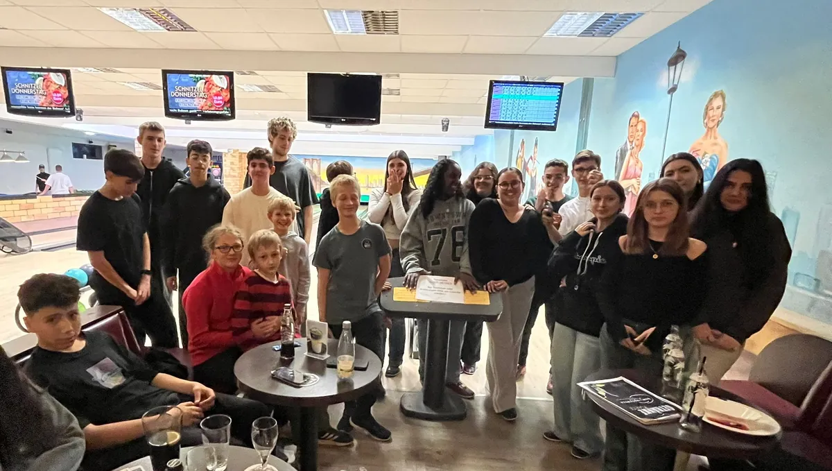 Ein Teil der deutsch-israelischen Gruppe im Bowling Center in Haßfurt.