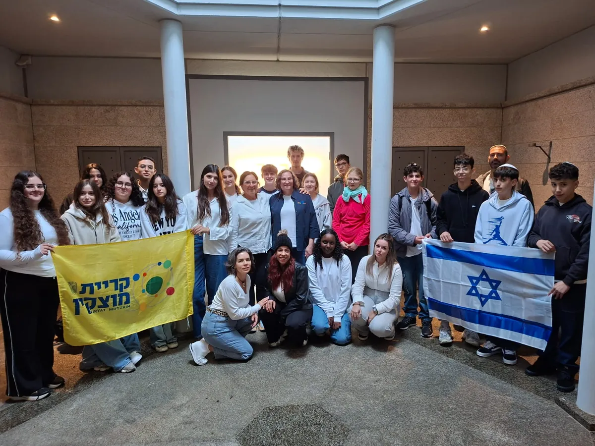 Die deutsch-israelische Gruppe mit ihren Leiterinnen und Leitern bei der Gedenkzeremonie in der Gedenkstätte in Flossenbürg,
