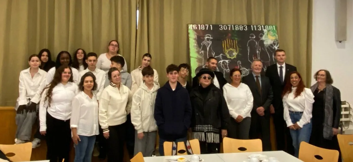 Gruppenfoto der isrealischen Gruppe vor dem Gemälde der Künstlerin mit den israelischen Betreuern, Marcus Fröhlich und Susanne Makowski.