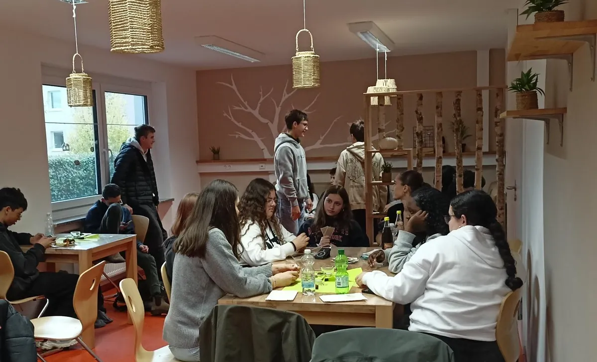 Die deutsch-israelische Gruppe im Hausmeisterhaus der Mittelschule Haßfurt am Abschiedsabend beim Essen und Spiele spielen.