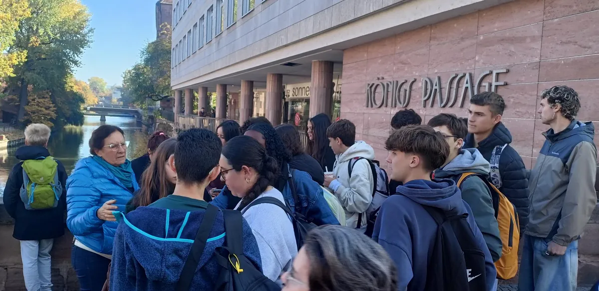 Die Gruppe bei der Stadtführung durch dei Nürnberger Innenstadt an der Königspassage.