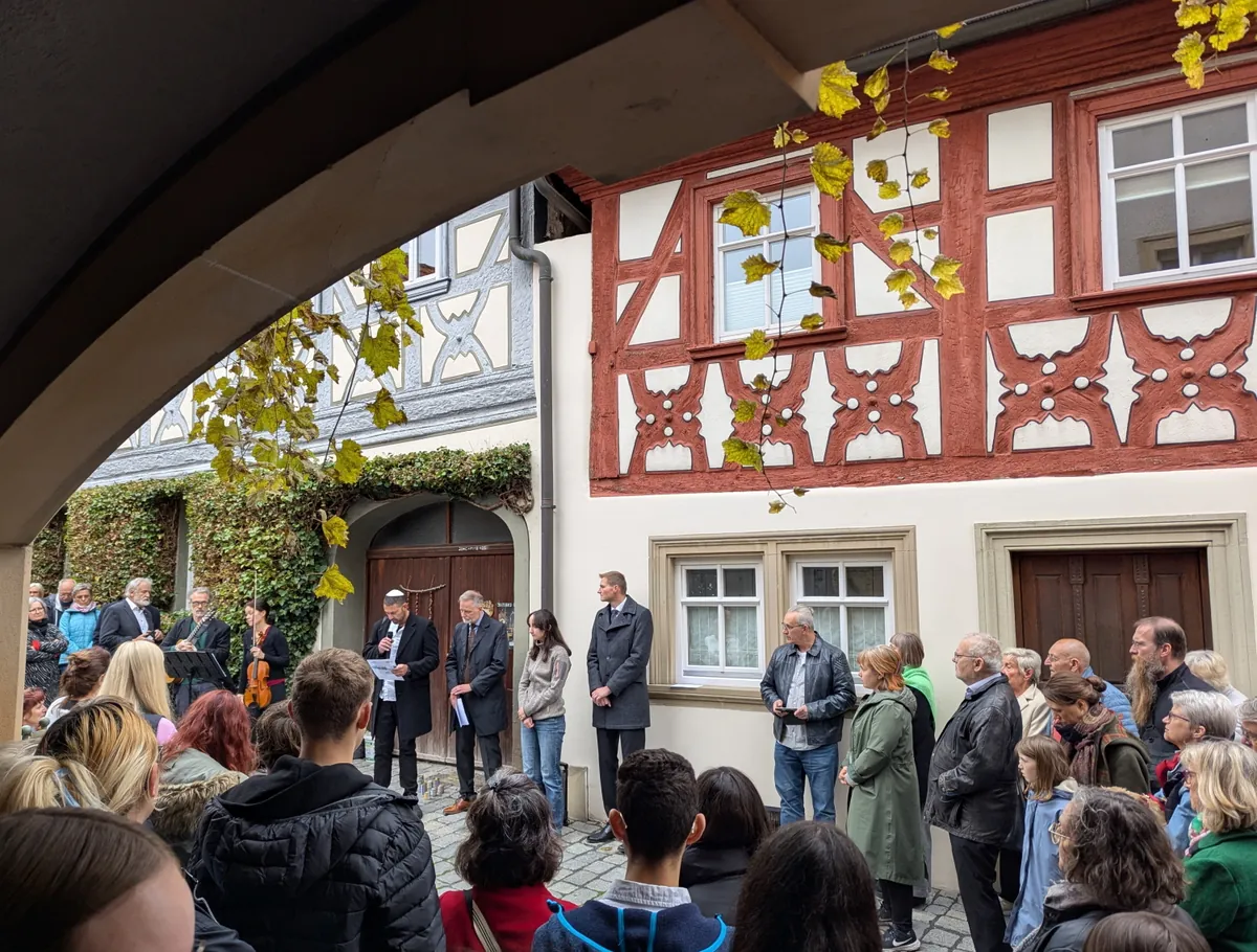 Der isrealische Leiter Guy Hellenbrand liest bei der Stolpersteinverlegung in Zeil in der Mitte der großen Besuchergruppe das Kaddish.