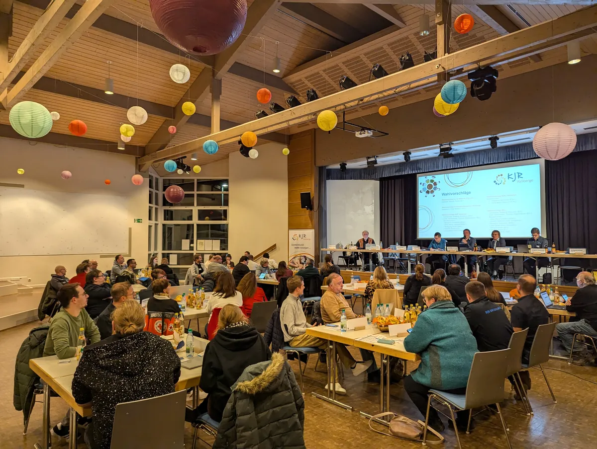 Blick durch den Saal auf die Bühne bei der Herbstvollversammlung 2024