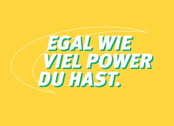 Postkarte mit der Aufschrift "Egal wie Laut viel Power du hast" vor gelbem Hintergrund