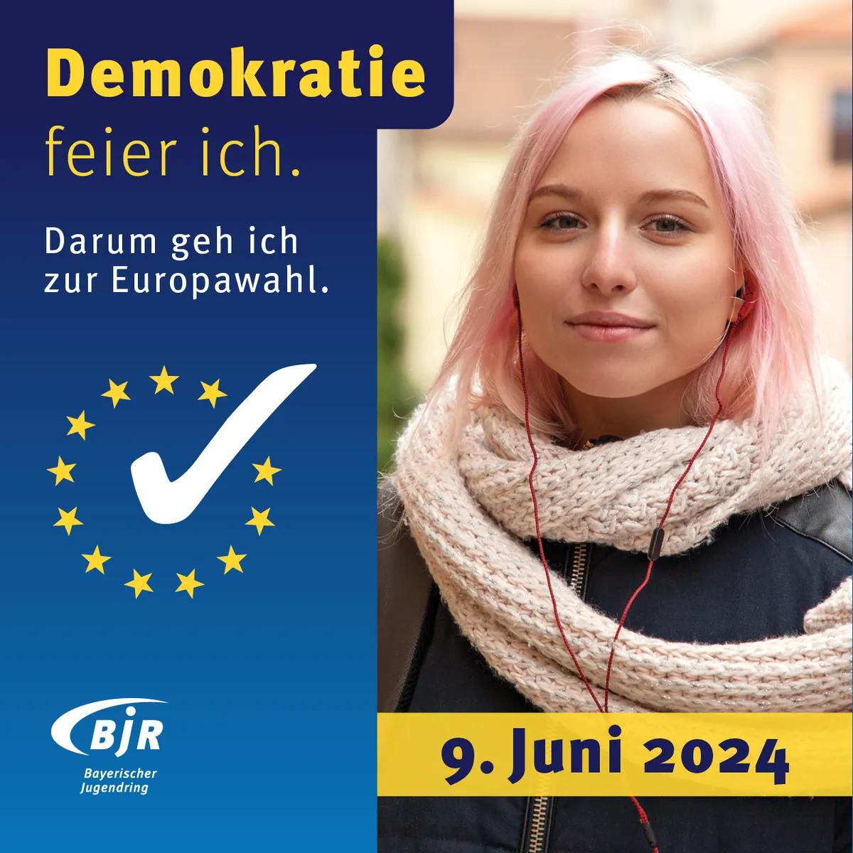 "Demokratie feier ich" Flyer der Aktion "Feier ich" zur Europawahl 2024. An der rechten Seite ist eine Person mit Kopfhörern in den Ohren zu sehen