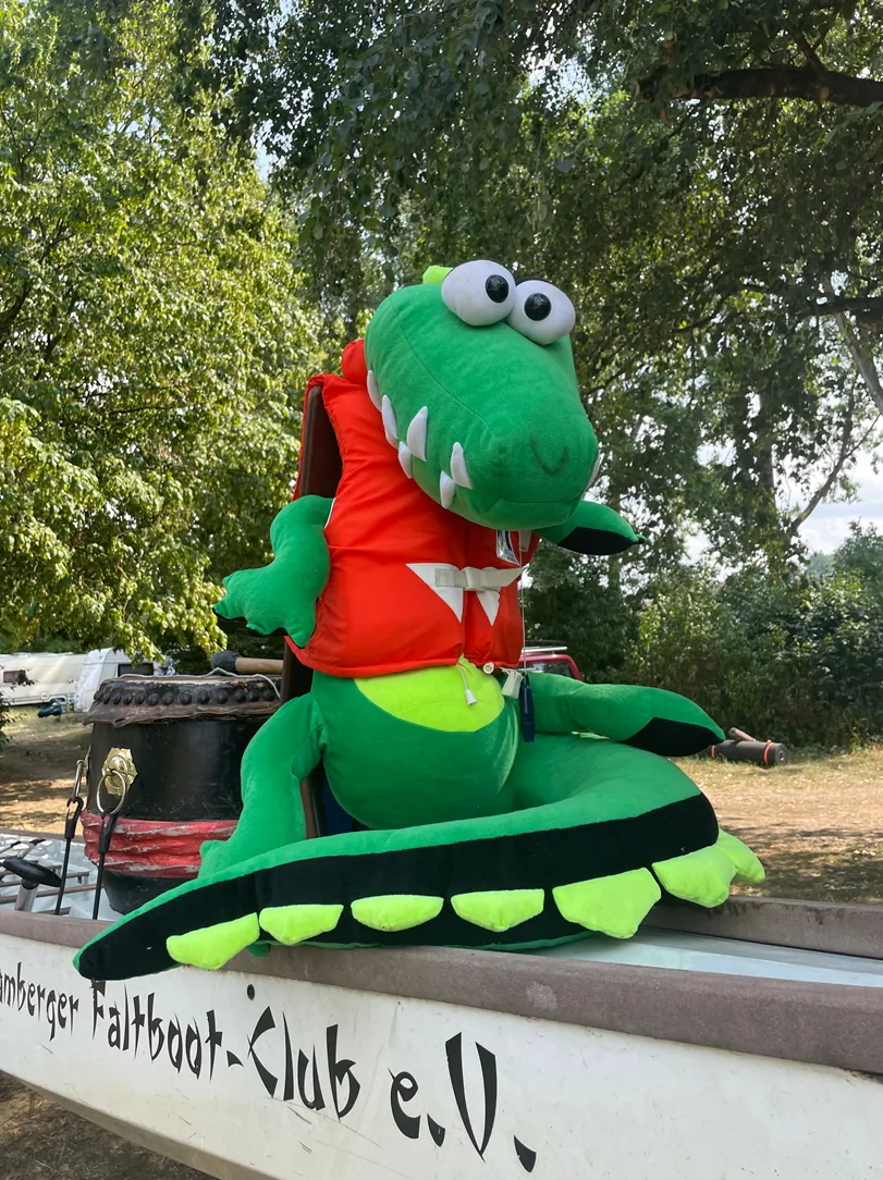 Ein Stoff-Drache als Galionsfigur des Ruderboots