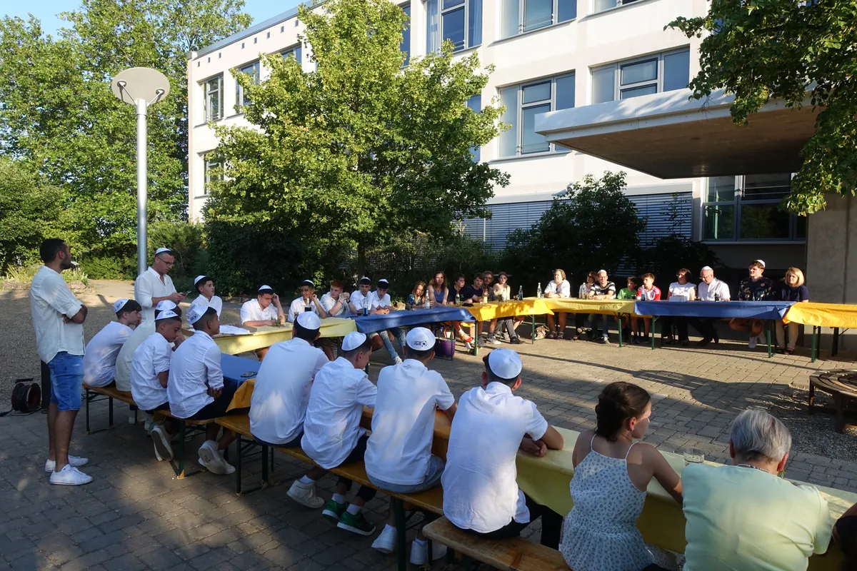 Die Teilnehmenden der Jugendbegegnung beginnen den Shabbat
