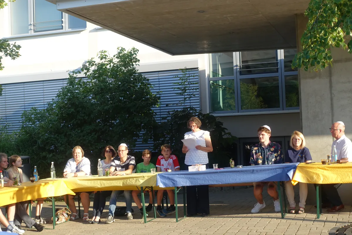 Kreisjugendring Vorstandsmitglied Susanne Makowski liest am Shabbat etwas vor.