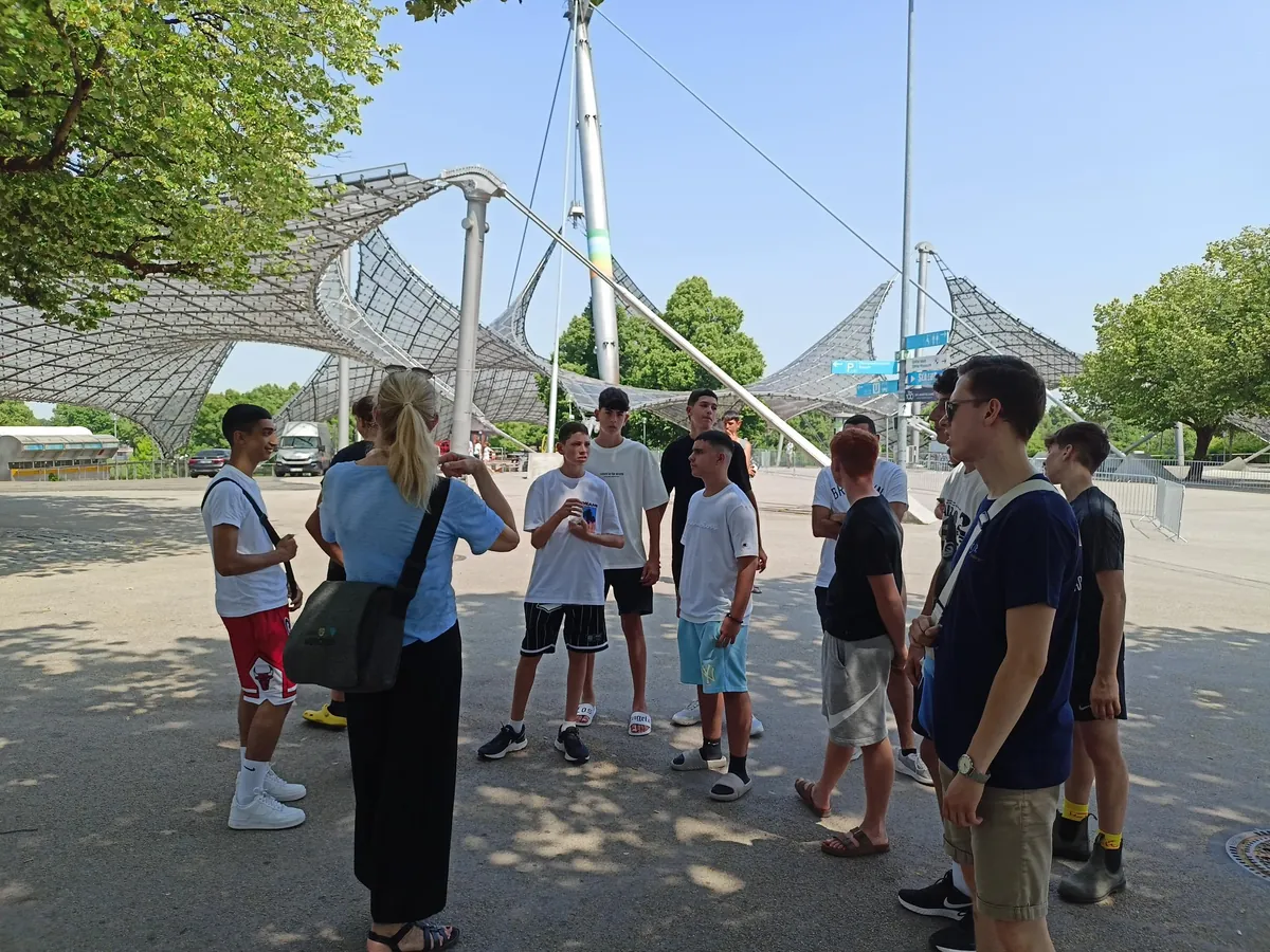 Die israelischen Jugendlichen stehen gemeinsam vor dem Olympiastadion in München