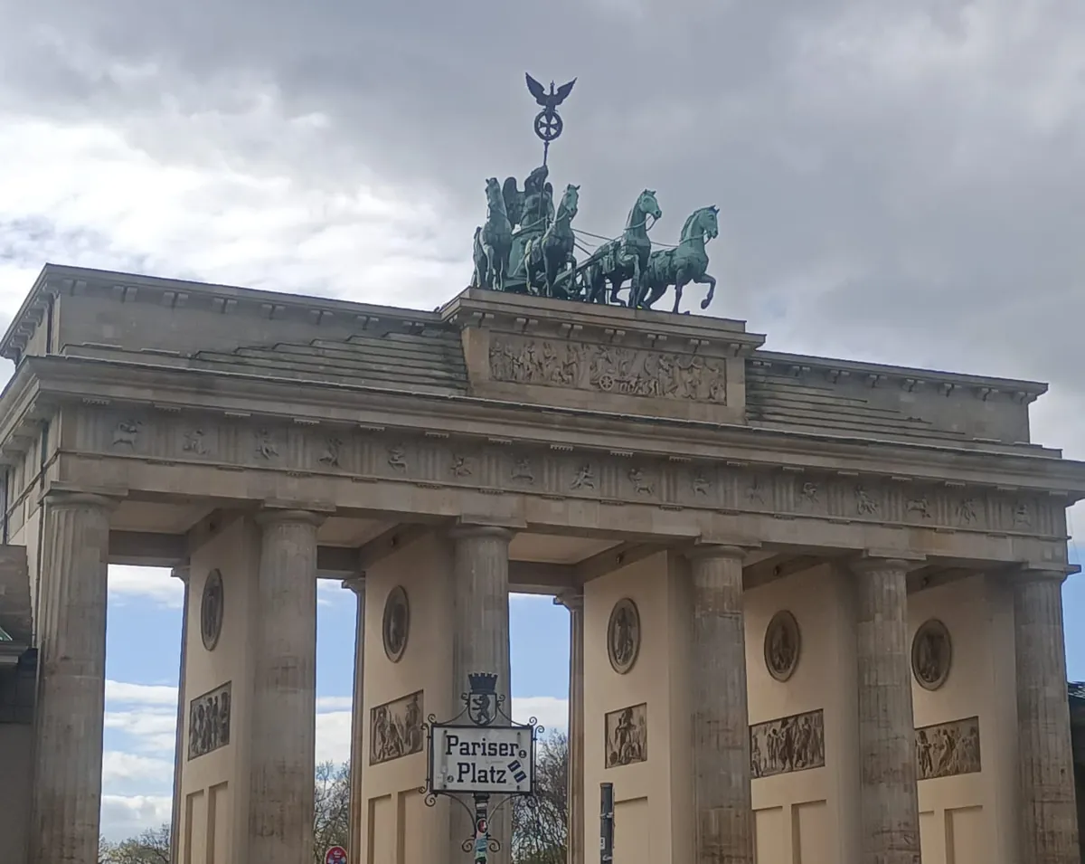 Blick auf das Brandenburger Tor mit dem Fokus auf die darauf stehende Quadriga