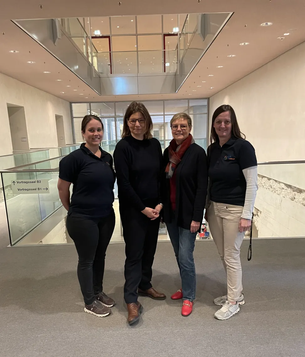 Carolin Petersen und Petra Erickson gemeinsam mit den Bundestagsabgeordneten Dr. Manuela Rottmann und Sabine Dittmar