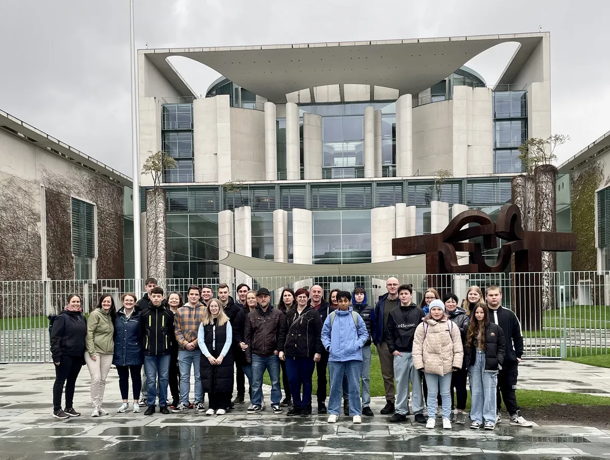 Gruppenbild der Ehrenamtsfahrt nach Berlin vor dem Kanzleramt