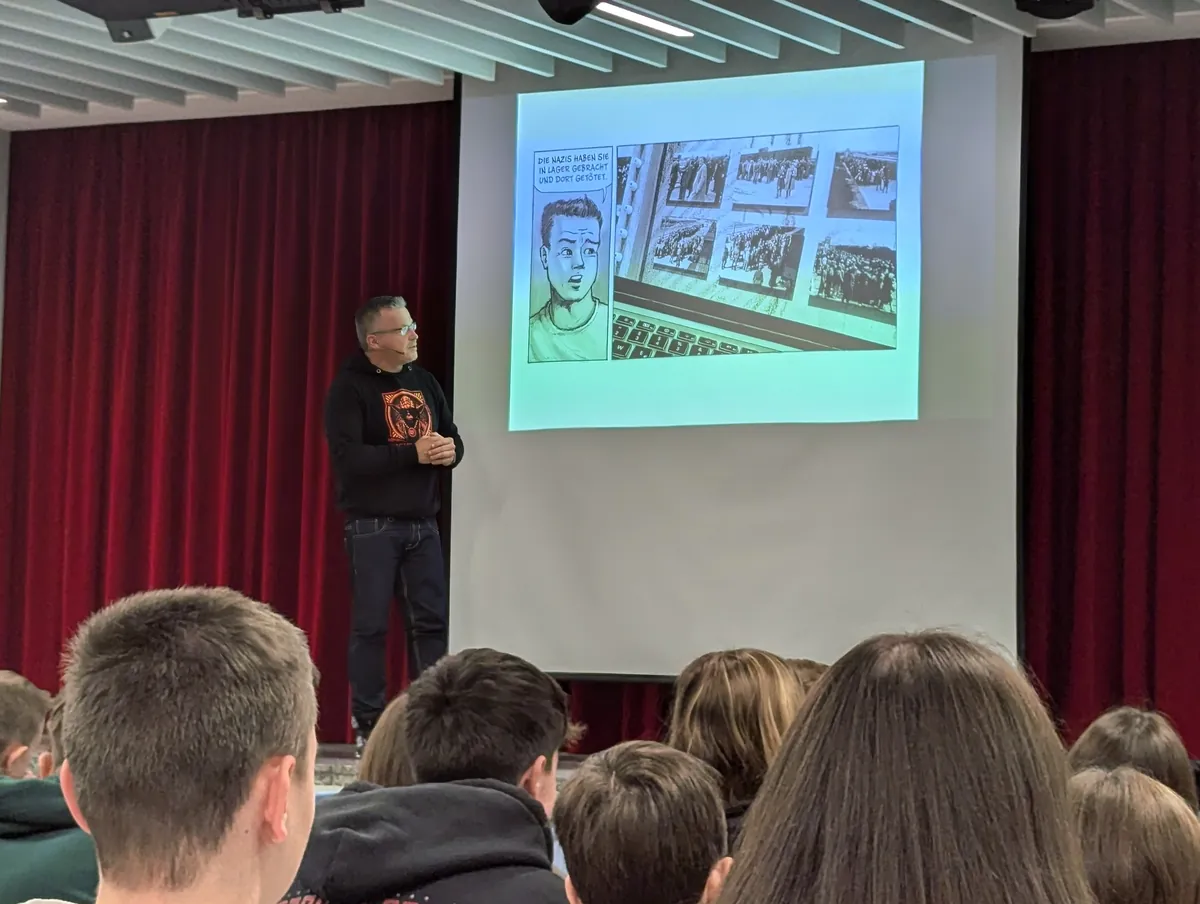 Nils Oskamp auf einer Bühne bei einer Präsentation