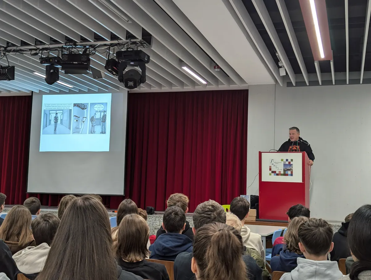 Lesung des Aktivisten Nils Oskamp mit Blick auf die Bühne