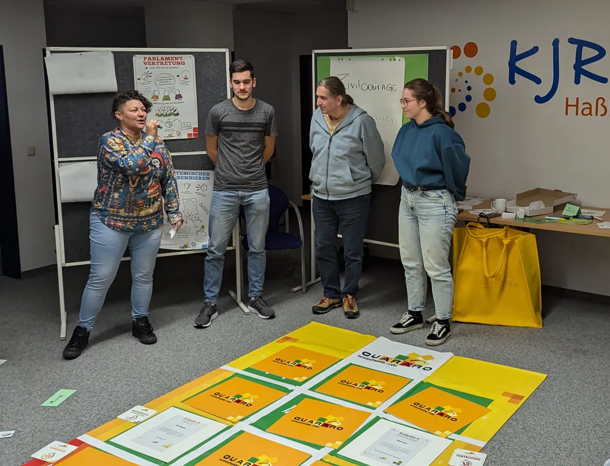 QUARARO-Schulung in der Kreisjugendring Geschäftsstelle mit Juliana Krolop und hier drei Teilnehmenden