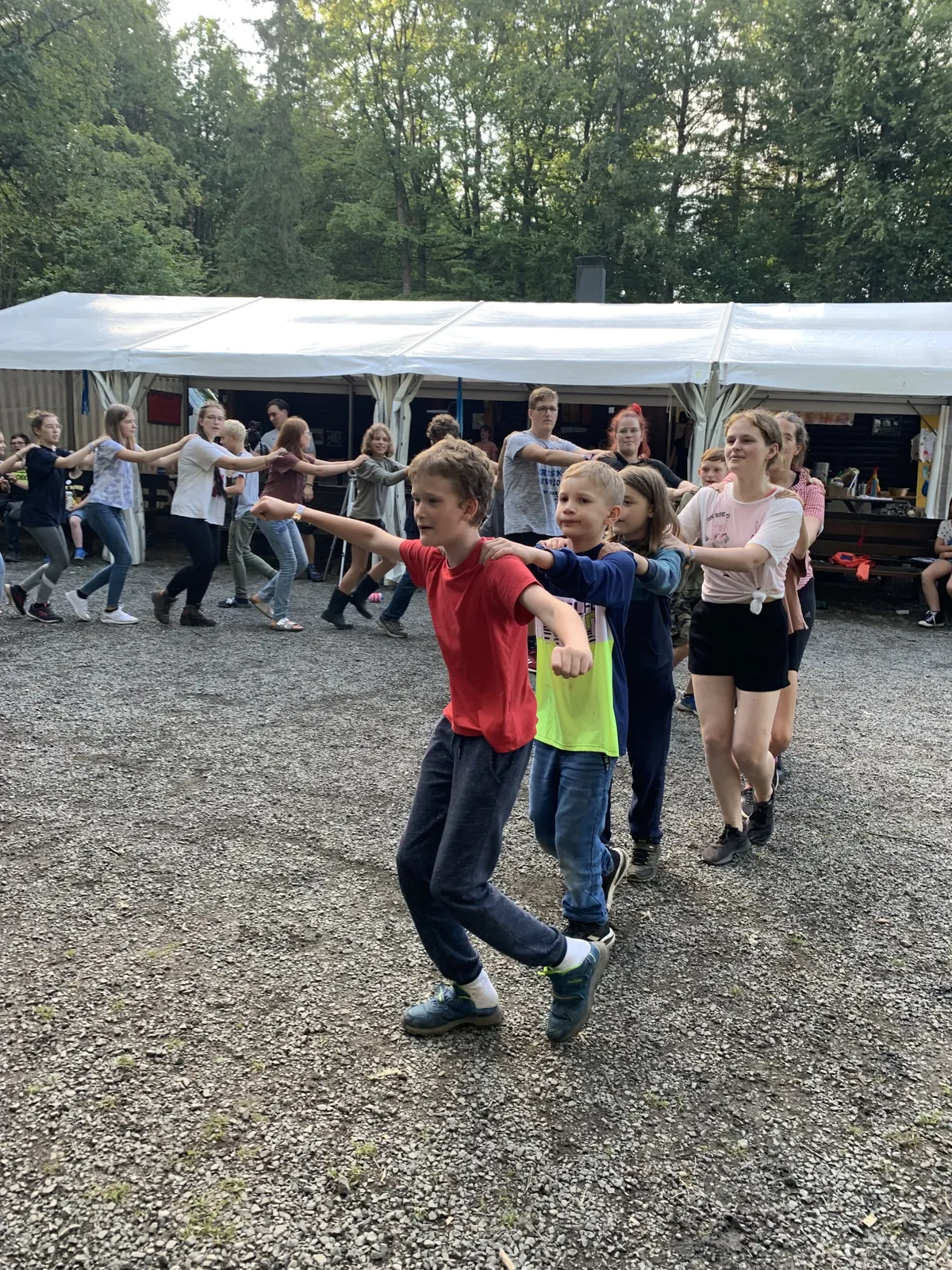 Eine Polonaise der Kinder beim inklusiven Zeltlager.