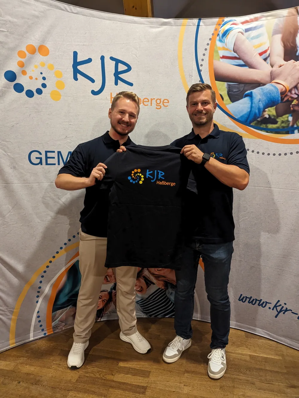 Kreisjugendring Vorsitzender Thomas Wagenhäuser präsentiert das neue Vorstandsmitglied Yannick Reuß