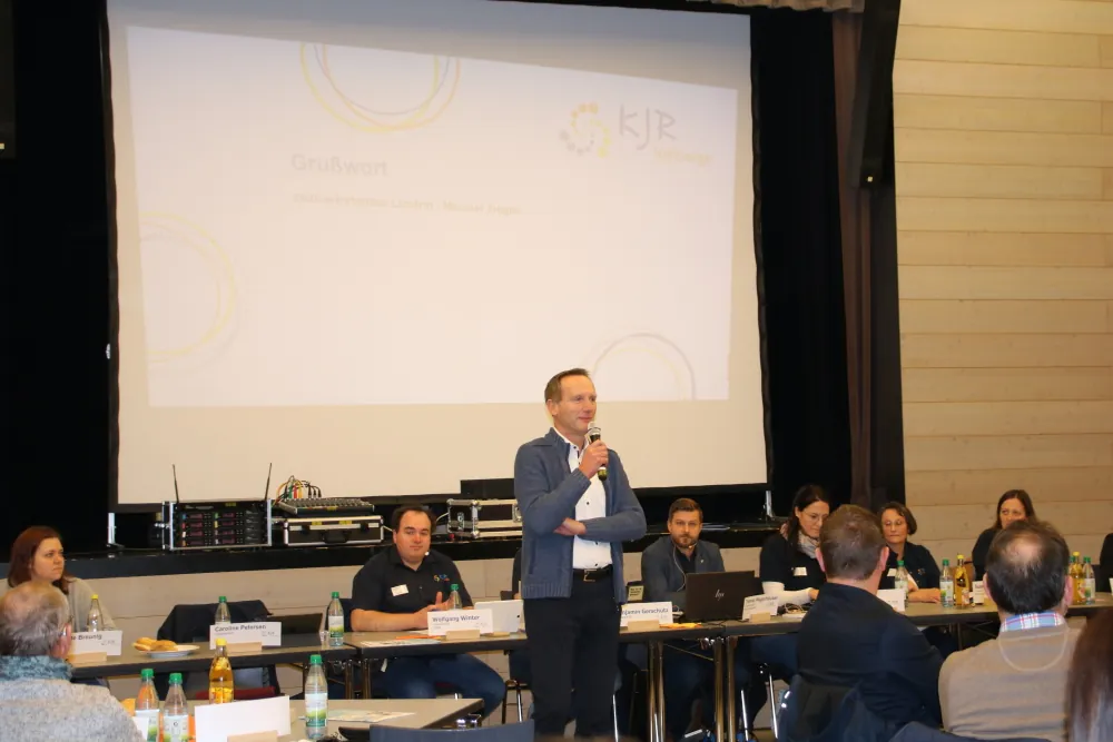 Der stellvertretende Landrat Michael Ziegler begrüßt die Anwesenden bei der Herbstvollversammlung 2023