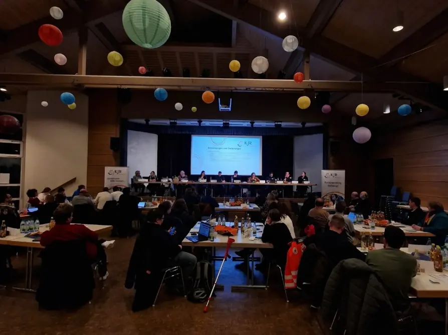 Blick durch den Saal auf die Bühne bei der Herbstvollversammlung 2024