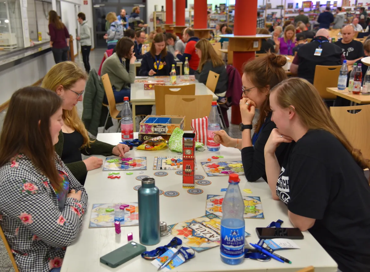4 Spielerklärer in Privat beim Spielen eines Spiels