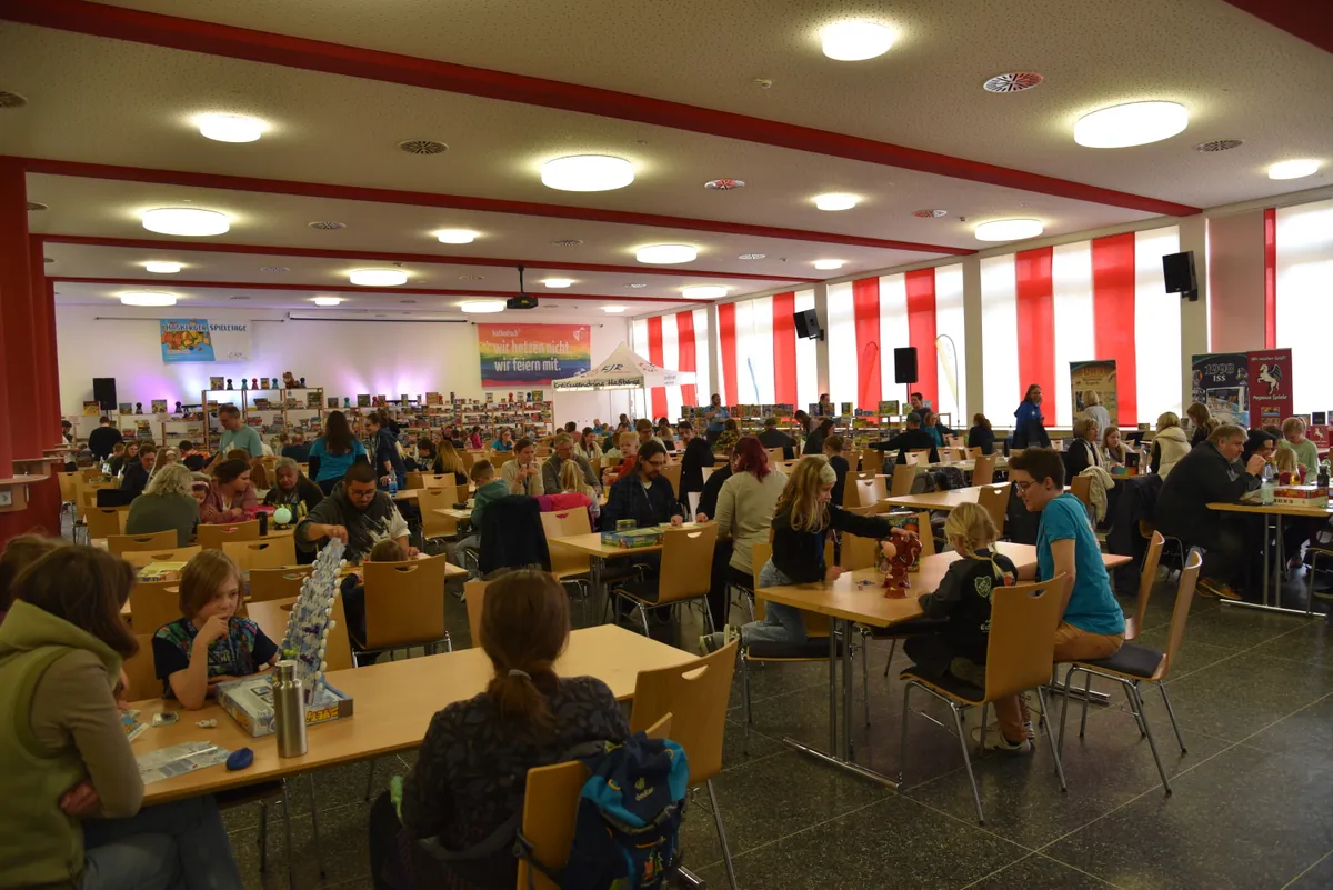 Gefüllter Spieletage-Saal