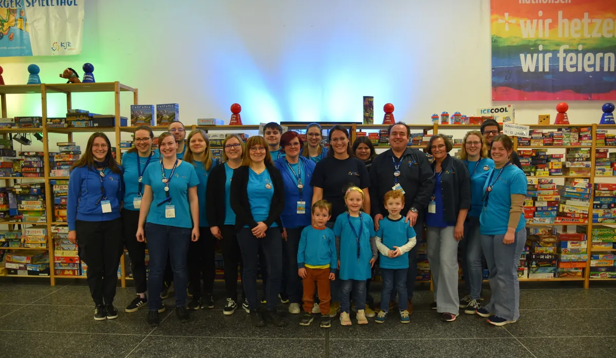 Helferinnen und Helfer in blauen T-Shirts