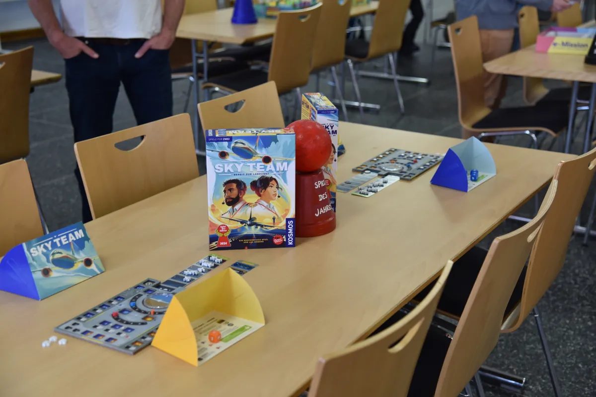 Spiel des Jahres 2024 "Sky Team", aufgebaut auf einem Tisch