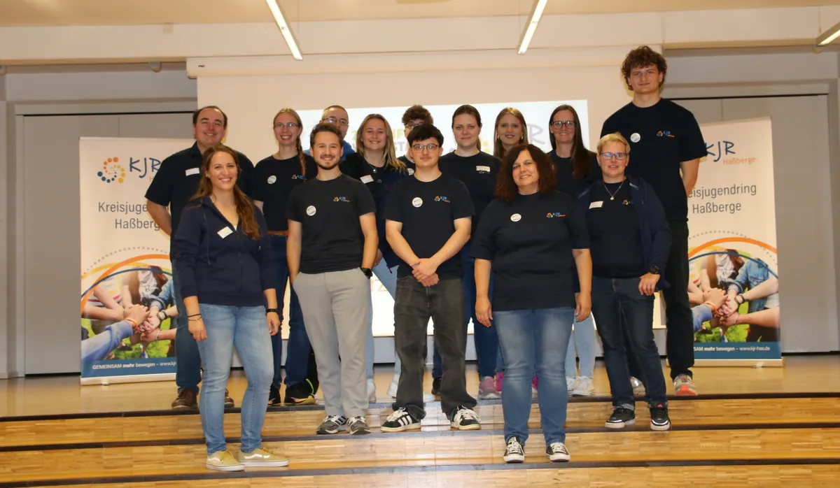 Gruppenbild des großen KJR-Teams, bestehend aus 14 Personen, bei der Zukunftswerkstatt in Knetzgau.