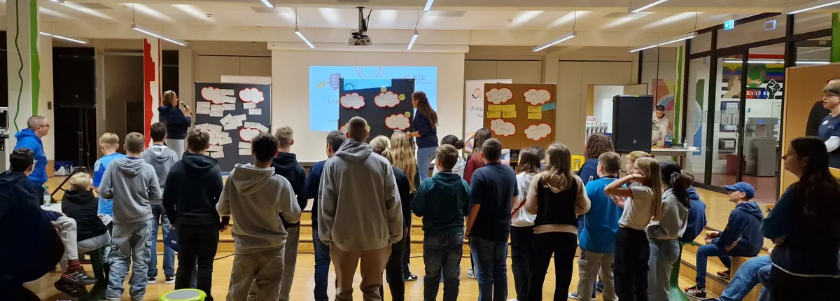 Die Teilnehmenden schauen bei der Zukunftswerkstatt Knetzgau auf die Pinnwände hören den Erklärungen von Anna-Maria Gebhardt und Eva Pfeil zur Auswertung der Konkretiserungsrunde zu.